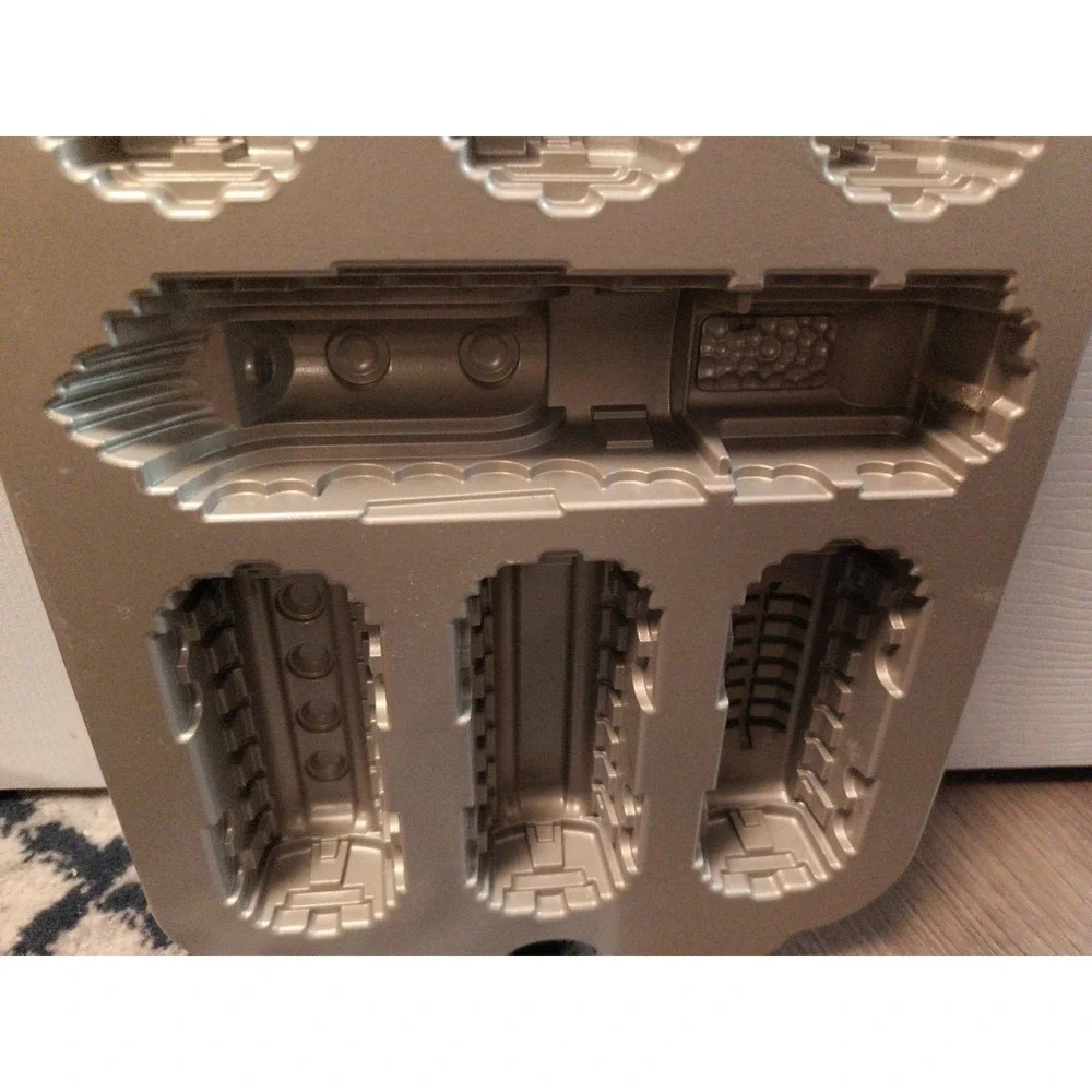 Williams Sonoma Nordic Express Train 6 Cars Cake Cakelet Bakeware Pan Made USA